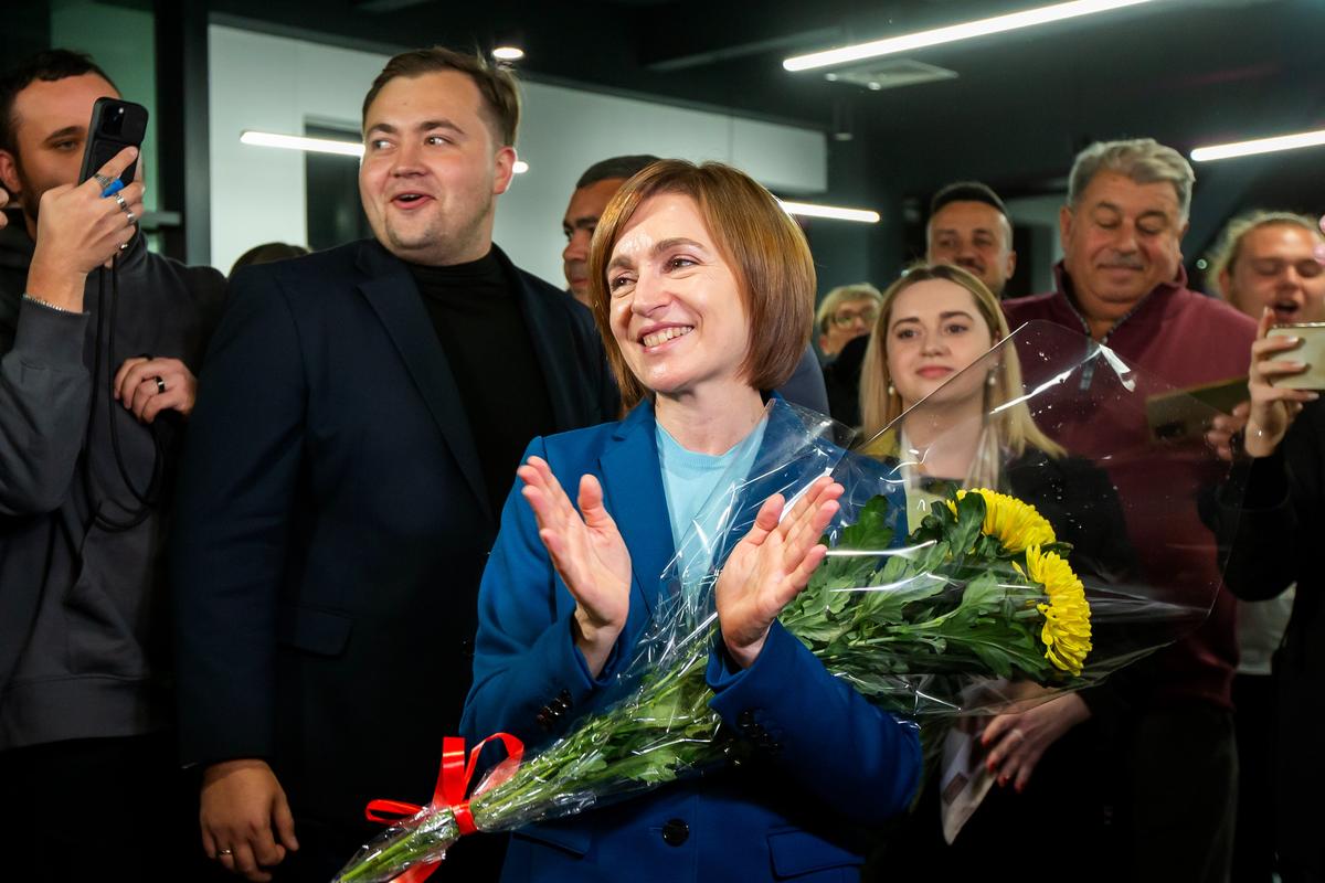 Moldovan President Maia Sandu flanked by supporters as preliminary election results are announced in Chișinău, Moldova, 3 November 2024. Photo: EPA-EFE/DUMITRU DORU