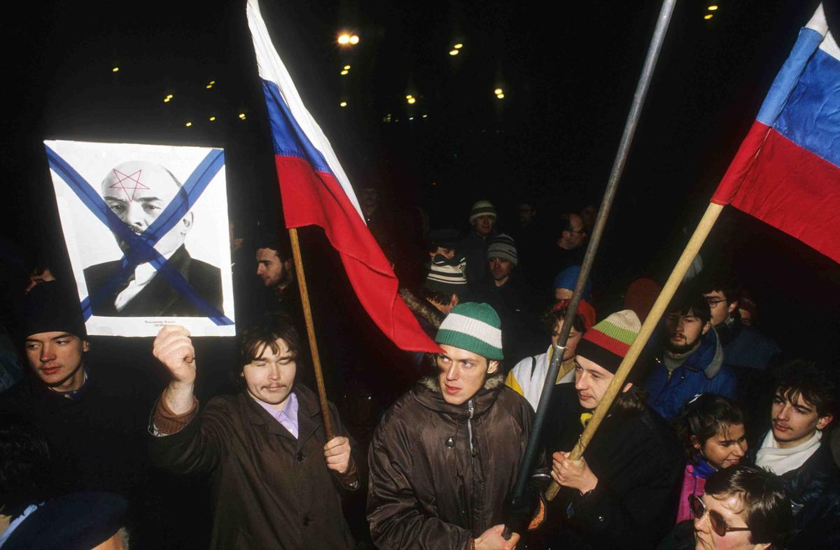 Демонстрация во время церемонии открытия Соловецкого камня, Москва, 1990 год. Фото: Wojtek Laski / Getty Images