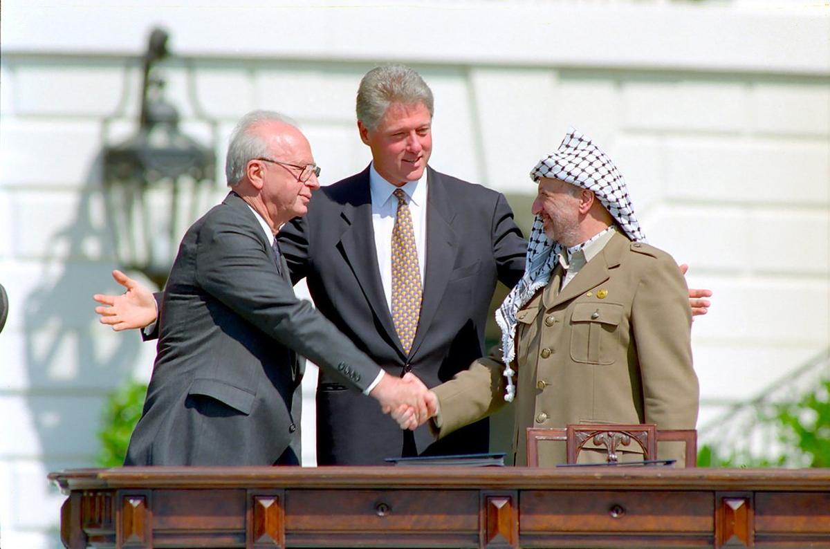 Ицхак Рабин, Билл Клинтон и Ясир Арафат, 13 сентября 1993. Вашингтон. Фото: Vince Musi / The White House / Wikimedia (PD)