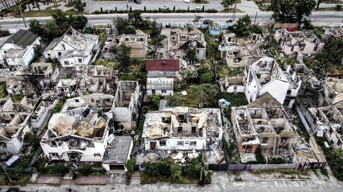 Вид на разрушенные жилые дома с высоты. Ирпень, июнь 2022 года. Фото: Metin Aktas / Anadolu Agency / Getty Images