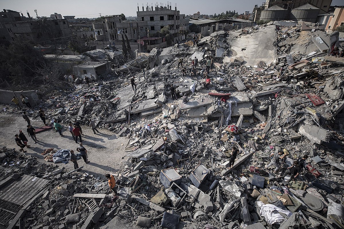Палестинцы ищут тела и выживших под обломками жилого дома после израильского авиаудара по лагерю беженцев Нусейрат в центральной части сектора Газа, 01 ноября 2023 г. Фото: Haitham Imad / EPA