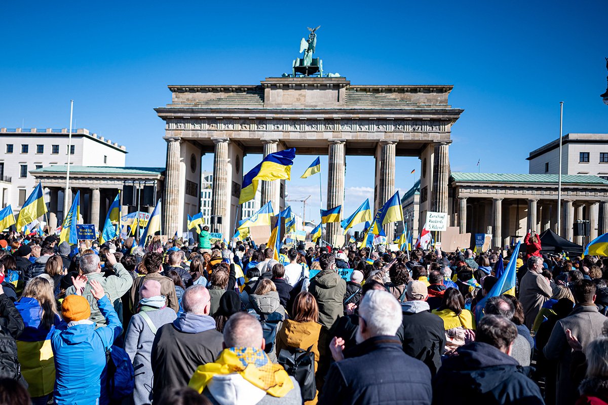 Участники акции протеста в поддержку Украины у Бранденбургских ворот в Берлине, Германия, 24 февраля 2024 года. Фото: Fabian Sommer / picture alliance / Getty Images