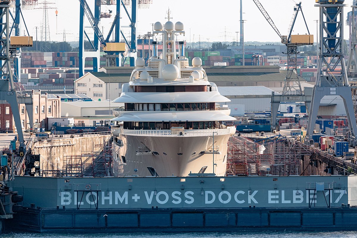 Мегаяхта «Дильбар» стоит на причале Гамбурга, судно длиной 156 м предположительно принадлежит российскому олигарху. Фото Markus Scholz / picture alliance / Getty Images