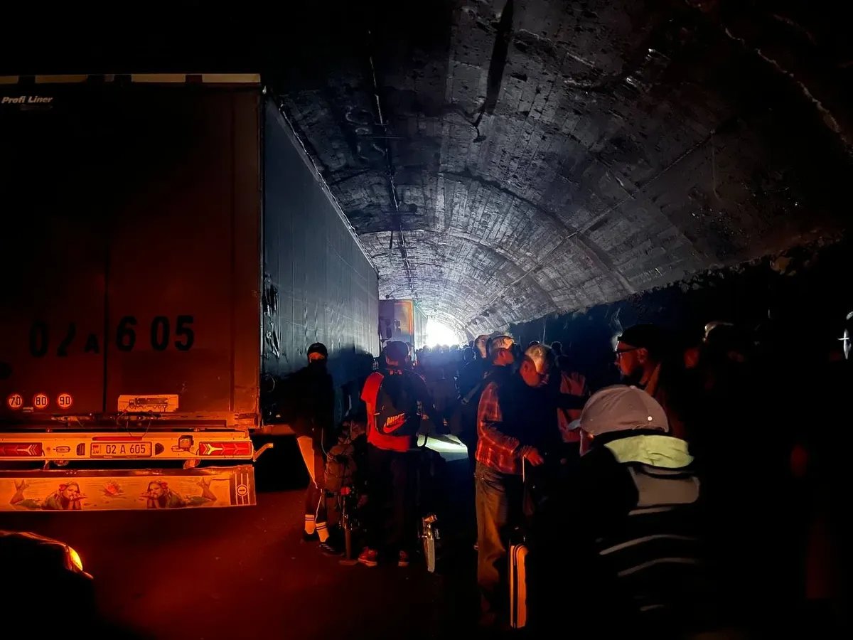 Очередь на границе Грузии и России. Фото: Максим Радомский, специально для «Новая газета. Европа»