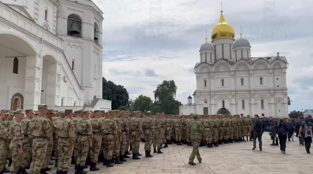 Российские военнослужащие стоят в строю перед обращением Владимира Путина. Фото: скрин видео