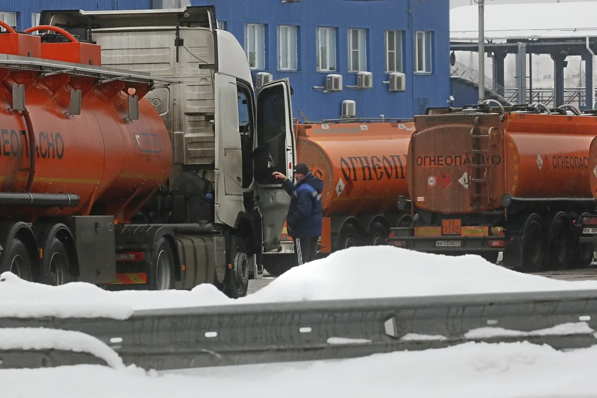 Заправка для дронов. Атаки ВСУ по нефтяным объектам в России стали  массовыми. Удары вывели из строя шестую часть производства бензина и  дизтоплива, подсчитала «Новая-Европа» — Новая газета Европа