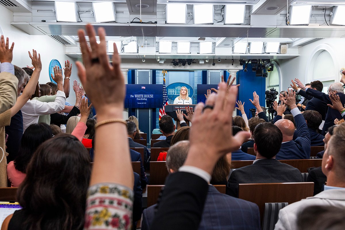 Пресс-секретарь Белого дома Кэролайн Ливиттт отвечает на вопросы журналистов о ходе расследование по делу Джеффри Эпштейна, Белый дом6 Вашингтон, округ Колумбия, США, 17 июля 2025 года. Фото: Jim Lo Scalzo / EPA