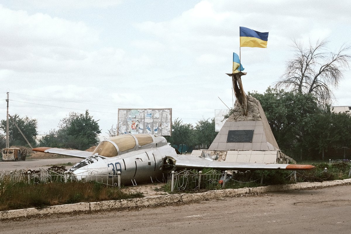 На месте поврежденного мемориала с самолетом Л-29, одним из символов города, Волчанск, Харьковская область, 12 мая 2024 года. Фото: Георгий Иванченко / EPA-EFE