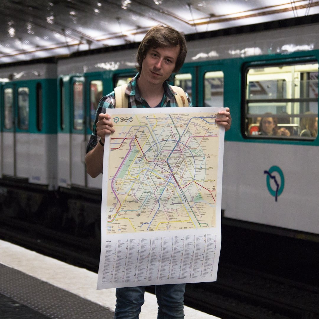 Константин со схемой Парижского метро, 2016 год. Фото: ckonovalov.com