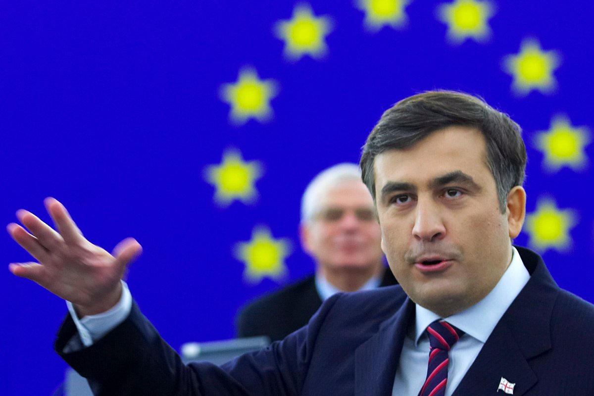 Михаил Саакашвили выступает с речью во время визита в Европейский парламент в Страсбурге 14 ноября 2006 года. Фото: Christophe Karaba / EPA