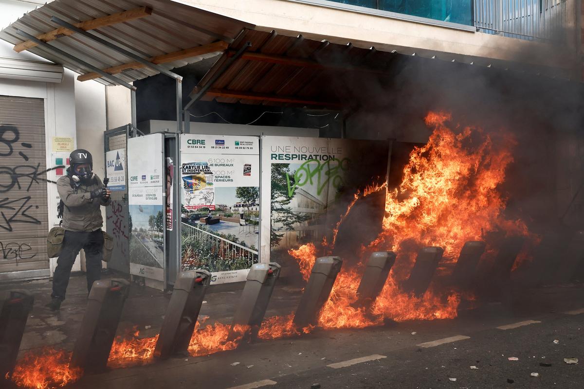 Пожар во время первомайского марша. Париж, Франция, 1 мая 2023 года. Фото: REUTERS/Benoit Tessier