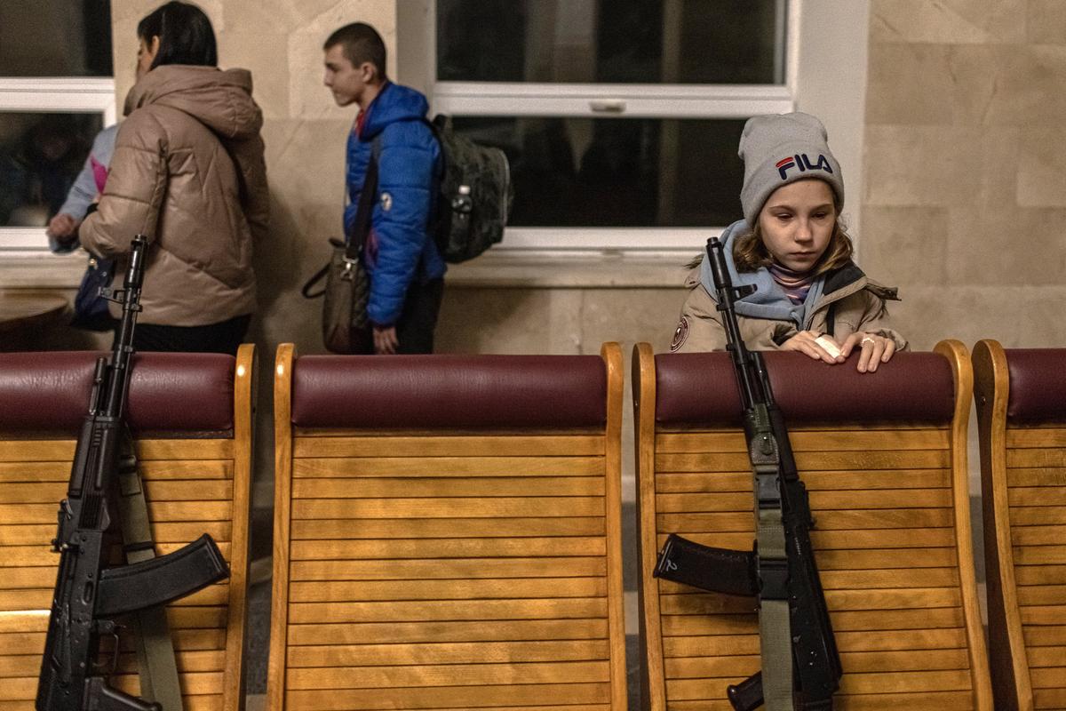 Девочка в ожидании посадки в эвакуационный поезд, направляющийся в Киев, на железнодорожном вокзале в Херсоне. Фото: Роман Пилипей / EPA-EFE