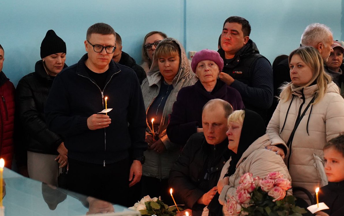 Mourners attend Yelena Manzhosova’s funeral. Photo: 74.ru