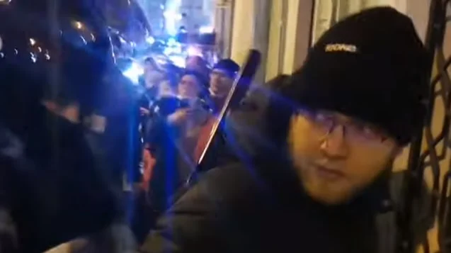 Как звучала кодовая фраза, после которой полицейские отпустили задержанного на митинге человека? 