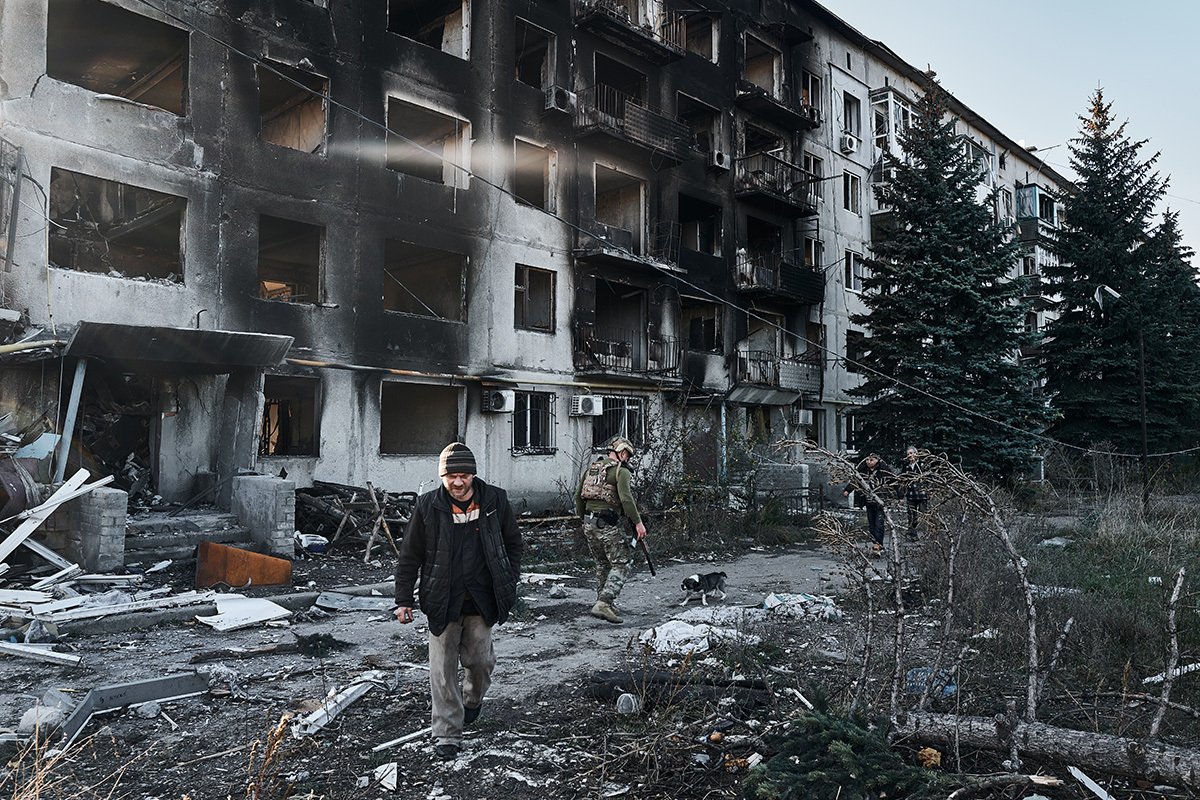 Полиция проводит эвакуационные мероприятия 30 октября 2023 года в Авдеевке, Украина. Фото: Влада Либерова / Libkos / Getty Images