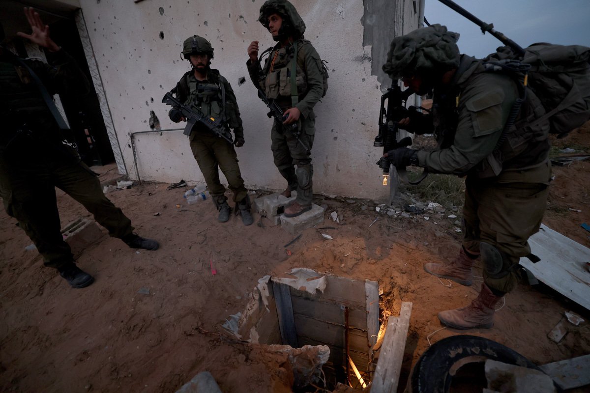 Военные стоят рядом со входом в туннель на окраине города Газа, 8 декабря 2023 года. Фото: Atef Safadi / EPA-EFE