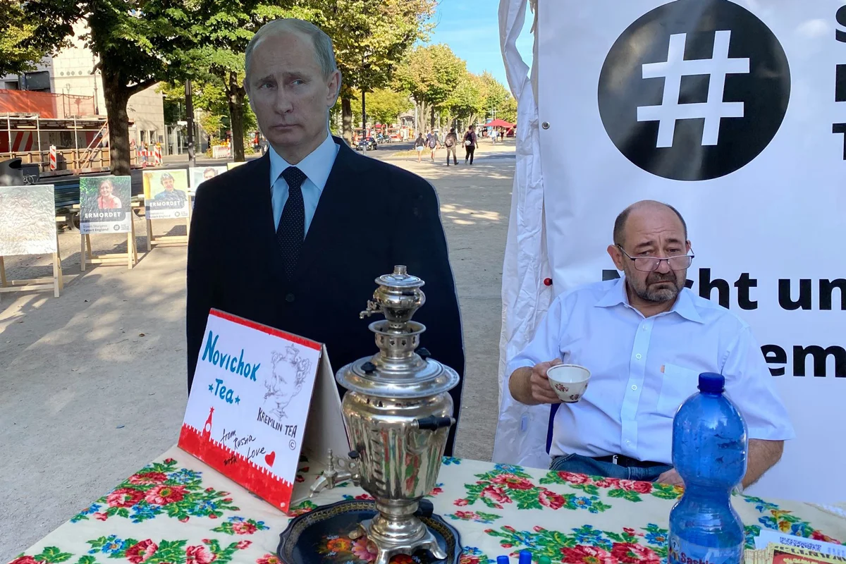 Дмитрий Баграш и картонная фигура Путина, 2020 год. Фото: Дмитрий Баграш / <a data-sk="tooltip_parent" data-stringify-link="https://www.facebook.com/bagrasch/posts/pfbid024tZpLSaGhkZ8rmsiLCV6yz9i6KUi3Es3QNYXE4e4biohyuNVy2P4YppbfJ9kNi8Wl?__tn__=%2CO*F" href="https://www.facebook.com/bagrasch/posts/pfbid024tZpLSaGhkZ8rmsiLCV6yz9i6KUi3Es3QNYXE4e4biohyuNVy2P4YppbfJ9kNi8Wl?__tn__=%2CO*F" rel="noopener noreferrer" target="_blank">Facebook</a>