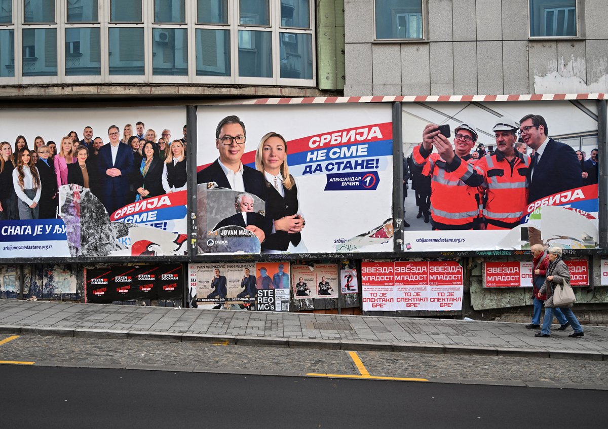 Предвыборный рекламный щит с изображением президента Сербии Александра Вучича и членов его Сербской прогрессивной партии. Фото: Oliver Bunic / Bloomberg / Getty Images