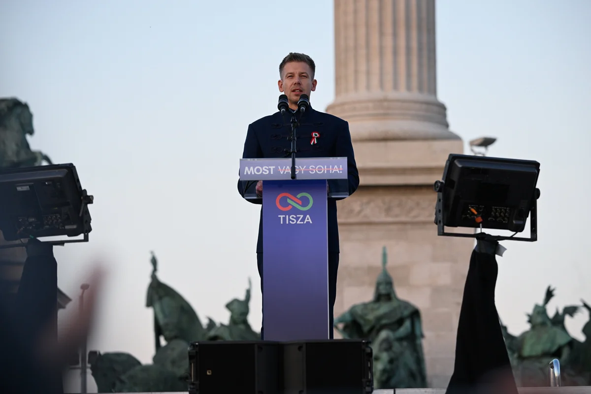 Лидер партии «Тиса» Петер Мадьяр выступает перед сторонниками во время Национального марша в Будапеште, Венгрия, 15 марта 2026 года. Фото: Robert Hegedus / EPA