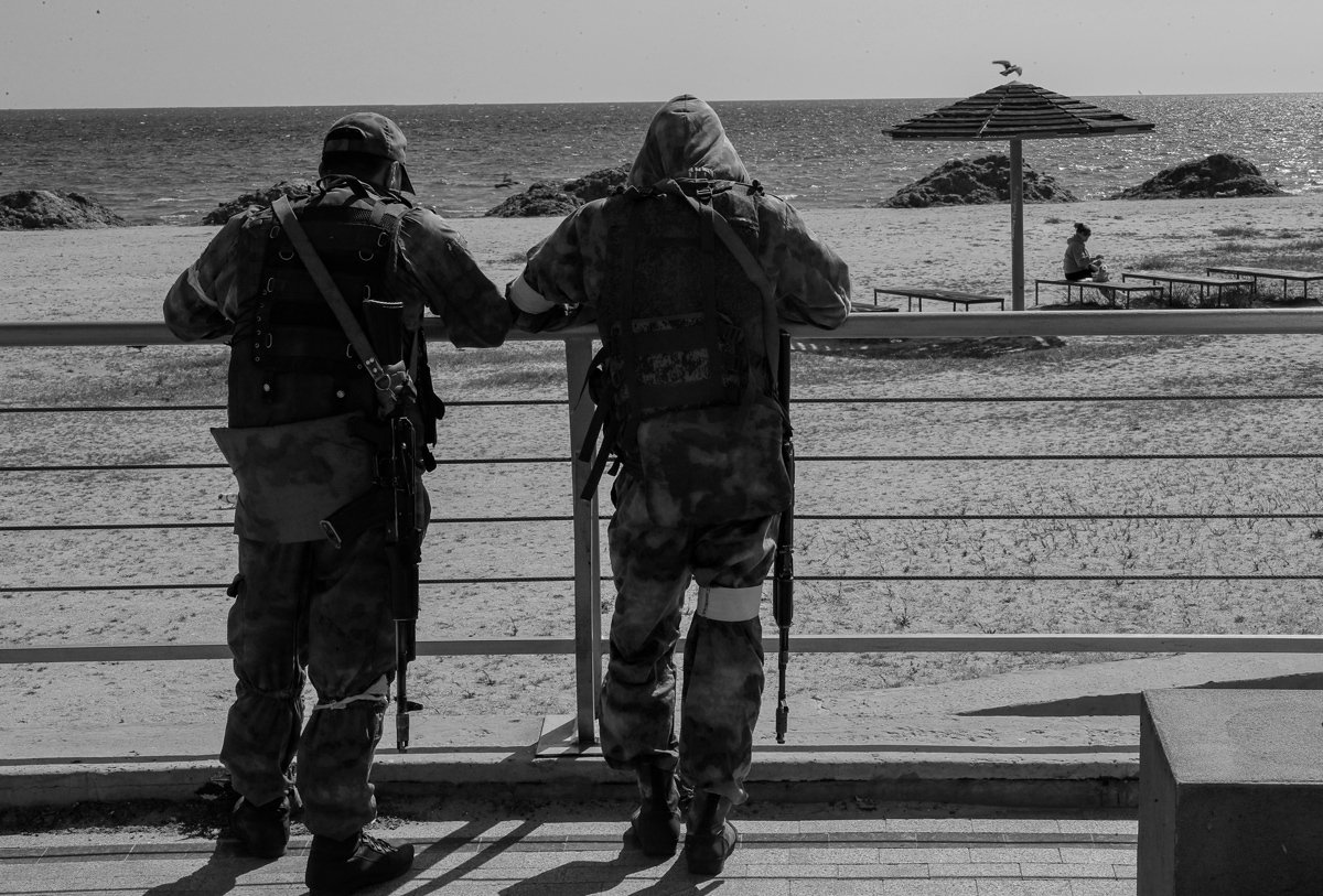 Российские военнослужащие стоят на берегу Черного моря в Скадовске, Херсонская область, Украина, 20 мая 2022 года. Фото: Сергей Ильницкий / EPA-EFE