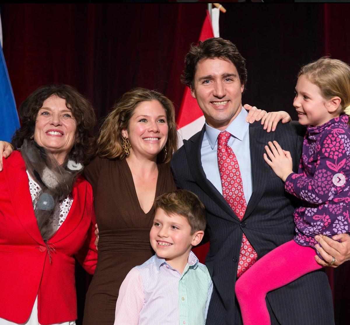 Трюдо с женой, матерью и детьми. Скрин: инстаграм