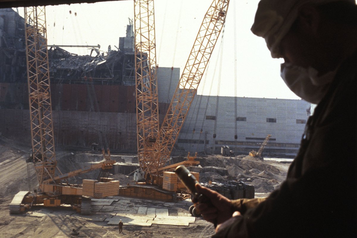 Регистрация уровней радиации во время строительства саркофага четвертого энергоблока Чернобыльской АЭС, Украина, август 1986 года. Фото: Sovfoto / Universal Images Group / Shutterstock / Rex Features / Vida Press