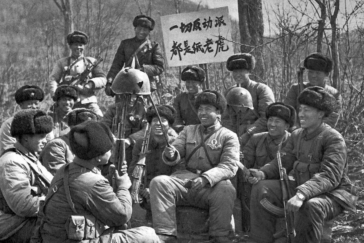 Китайские военные на острове Даманский держат советские каски на остриях штыков, 1969 год. Фото: CPA Media Pte Ltd / Alamy / Vida Press
