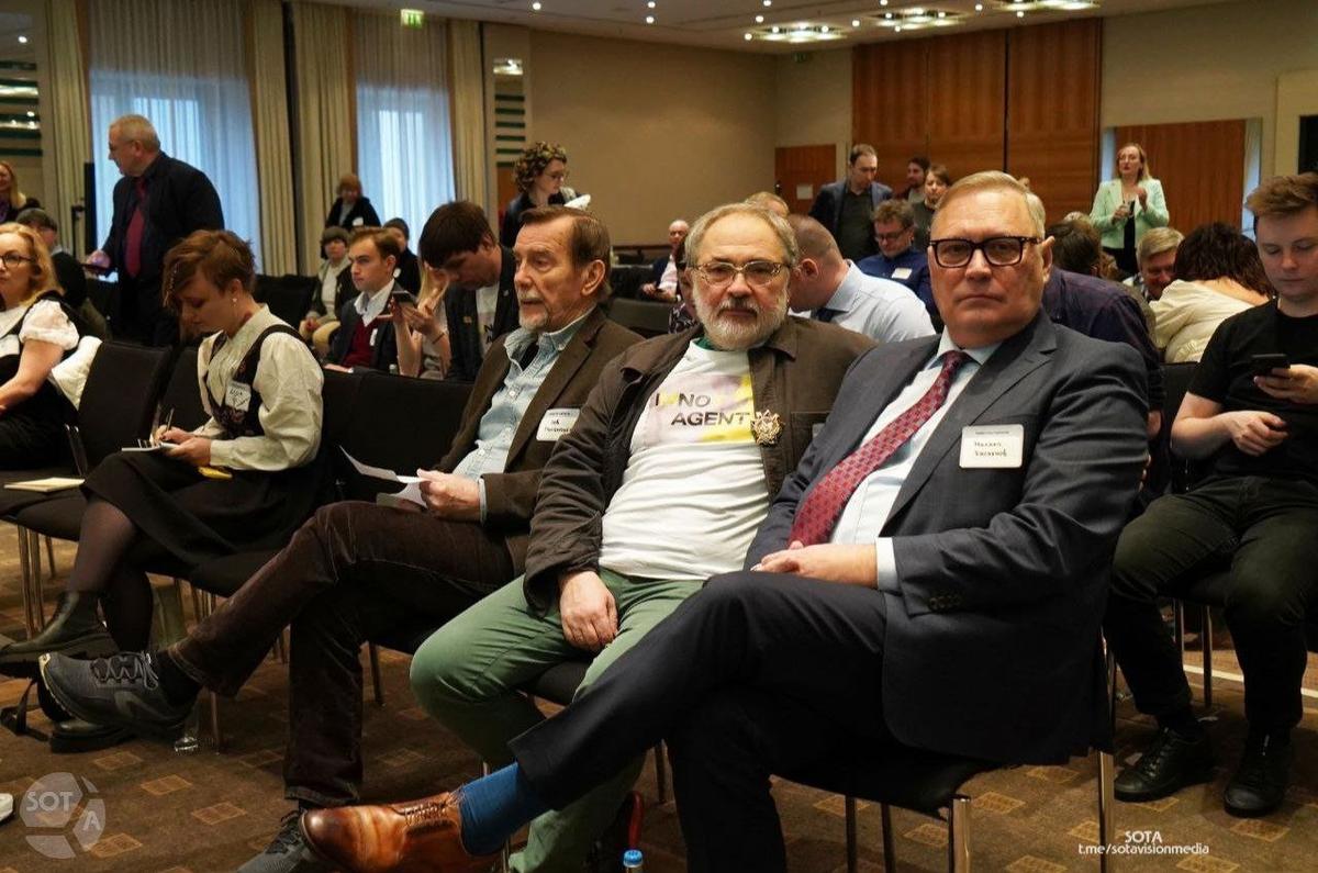 Лев Пономарев, Марат Гельман и Михаил Касьянов на съезде «иноагентов» в Берлине. Фото: SOTAvision /Александра Агеева