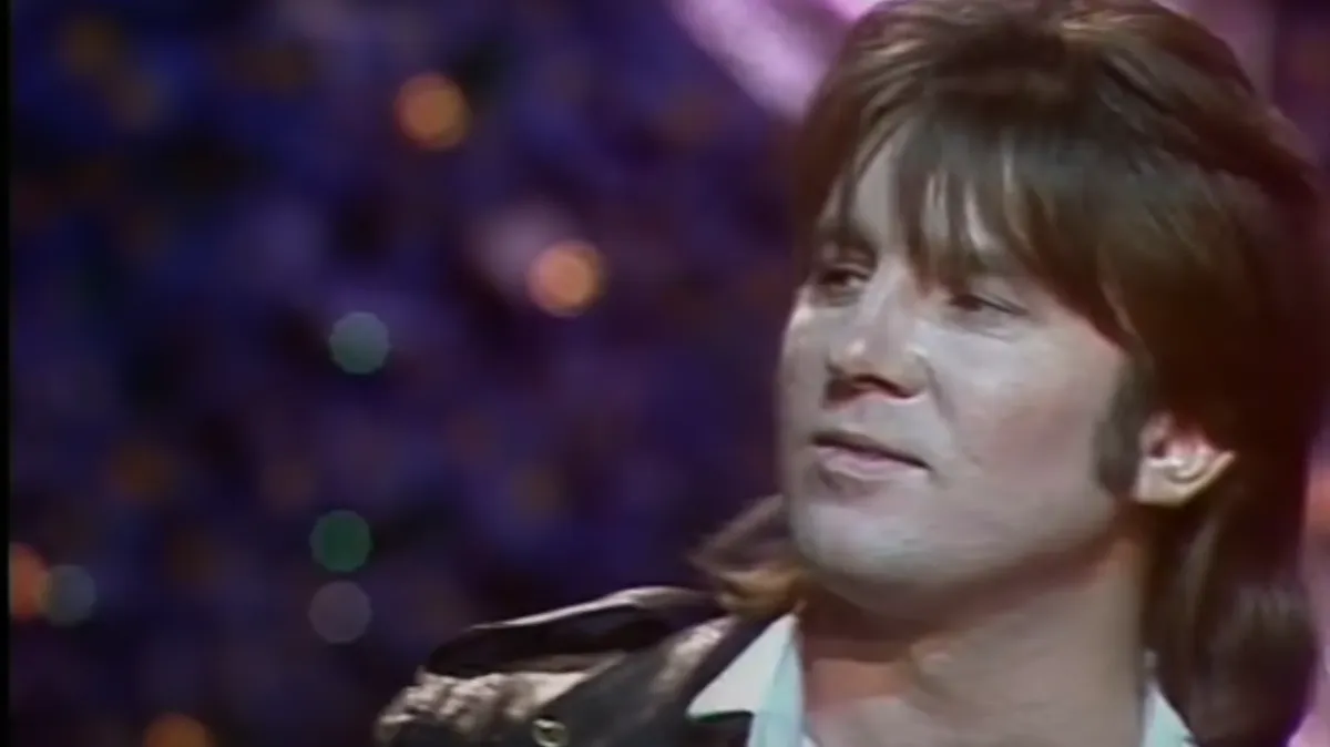 Мария Захарова: Пытаюсь развернуть планету // Из всех давлю на тормоза
// Врываюсь снова в это лето ...