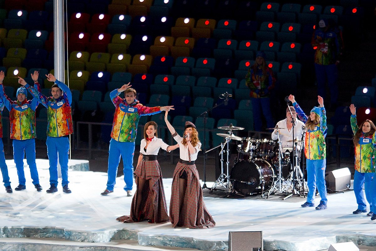 Выступление группы t.A.T.u на открытии Олимпийских игр в Сочи, 7 февраля 2014 года. фото: Anke Waelischmiller / Sven Simon / Vida Press