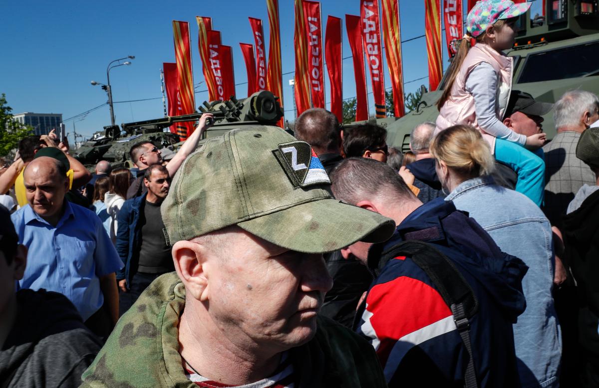 Люди осматривают военную технику, захваченную российскими войсками в Украине, на выставке на Поклонной горе в Москве, 1 мая 2024 года. Фото: EPA-EFE/ЮРИЙ КОЧЕТКОВ