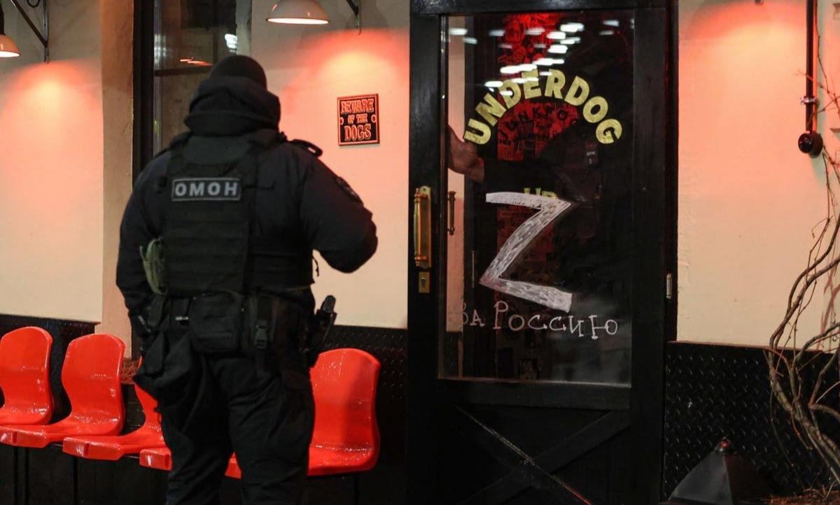Последствия визита полиции в бар Underdog. Фото: SOTA