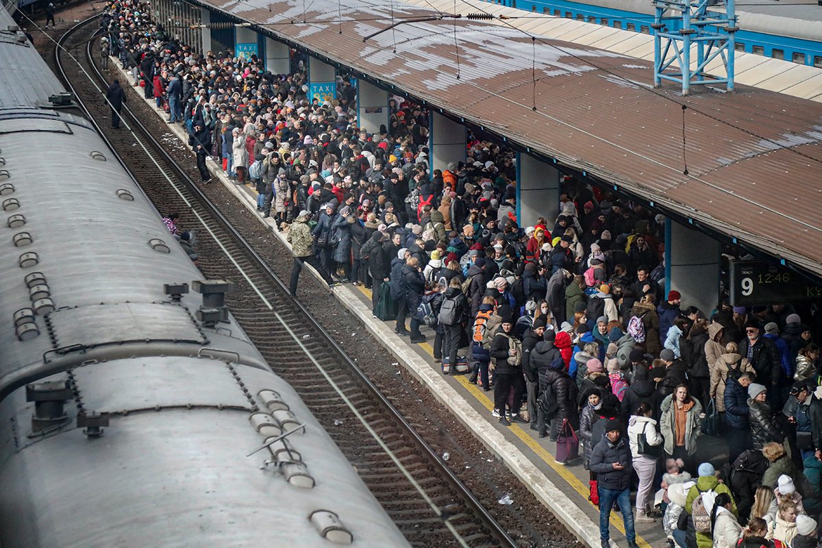 Люди собираются на главном вокзале Киева, пытаясь покинуть город после начала полномасштабного вторжения, Украина, 4 марта 2022 года. Фото: Zurab Kurtsikidze / EPA-EFE