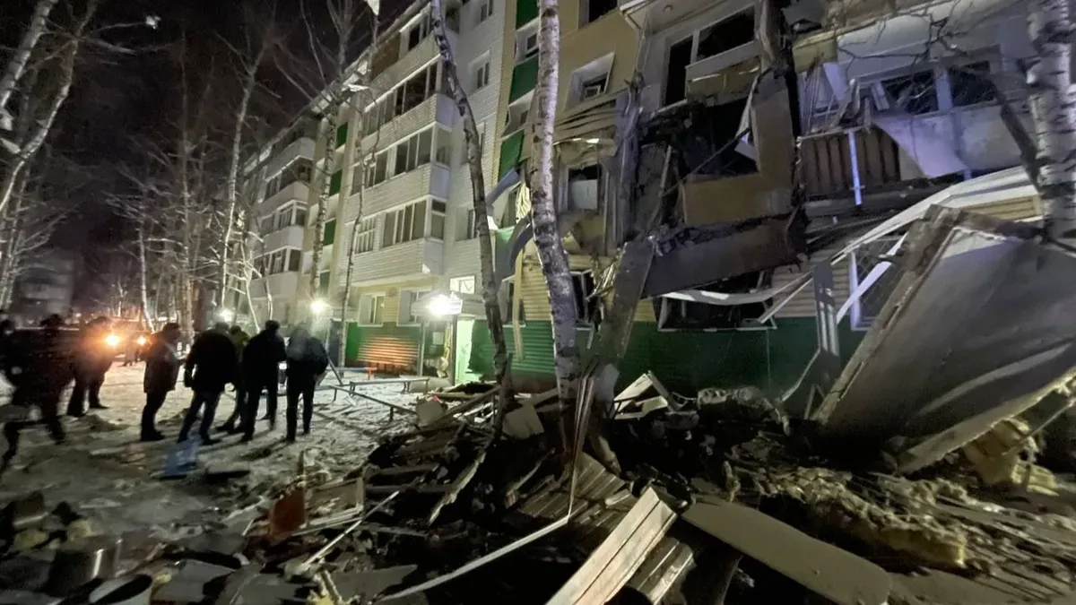 В Нижневартовске обрушились два этажа жилого дома. Есть погибшие