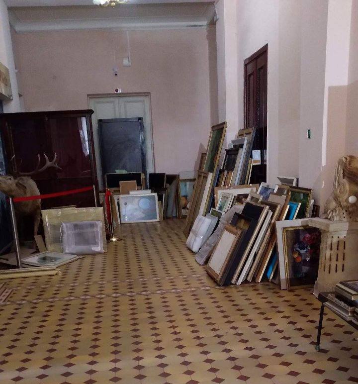 The collection being unloaded in Simferopol’s Tavrida museum. Photo from Alyna Dotsenko’s personal archive