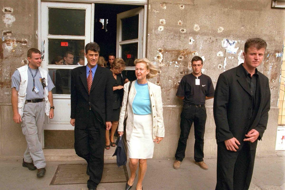 Председатель Европарламента Николь Фонтейн и лидер Армии освобождения Косова Хашим Тачи на встрече в Брюсселе, 1999 год. Фото: Gilles BASSIGNAC / Gamma-Rapho / Getty Images