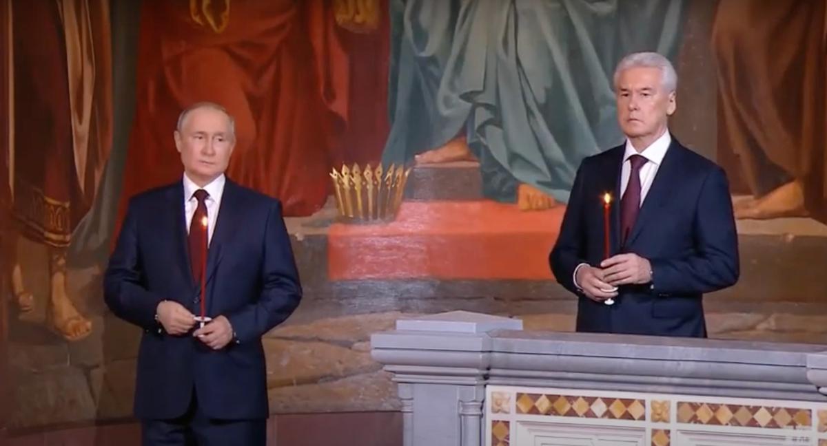 Путин и Собянин в храме Христа Спасителя. Скриншот YouTube