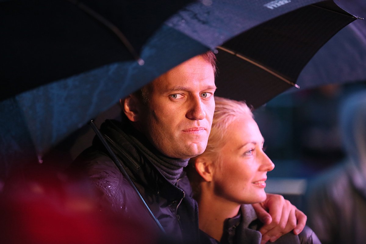 Кандидат в мэры Москвы Алексей Навальный и его жена Юлия на предвыборном мероприятии во время сильного дождя в Москве, Россия, 6 сентября 2013 г. Фото: Сергей Ильницкий / EPA-EFE