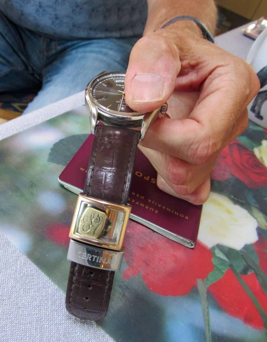 Ханс показывает кольцо Эльземик. Фото: Екатерина Гликман
