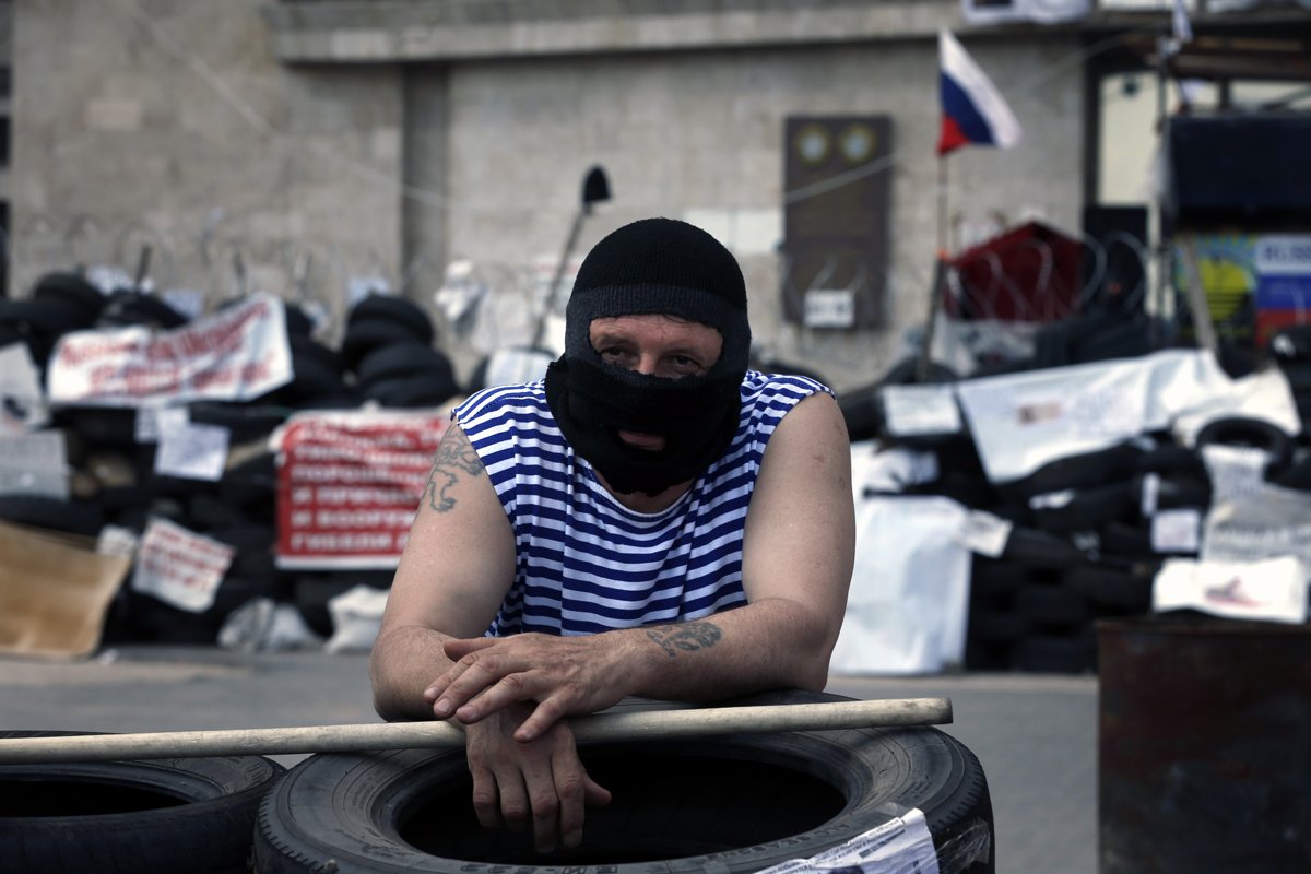 Сторонник «Донецкой народной республики» на баррикаде перед зданием областной администрации в Донецке, 15 мая 2014 года. Фото: Максим Шипенков / EPA