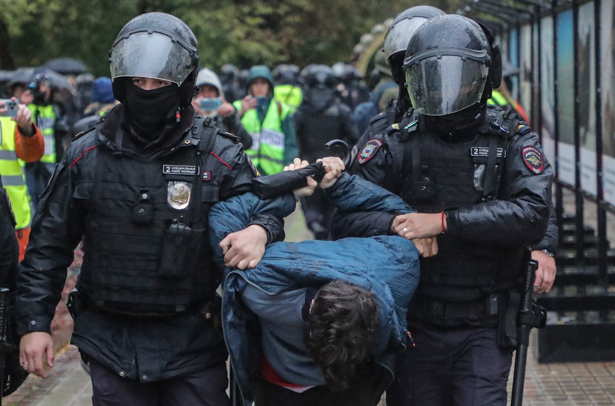 Полицейские задерживают участника акции протеста против мобилизации в Москве, 21 сентября 2022 года. Фото: Максим Шипенков / EPA-EFE