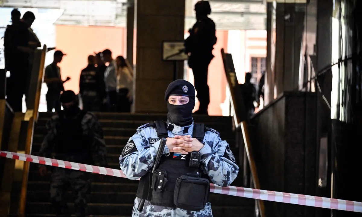 A police officer guards the entrance to the Wildberries headquarters after the shootout. Photo: Alexander Nemenov / AFP / Scanpix / LETA