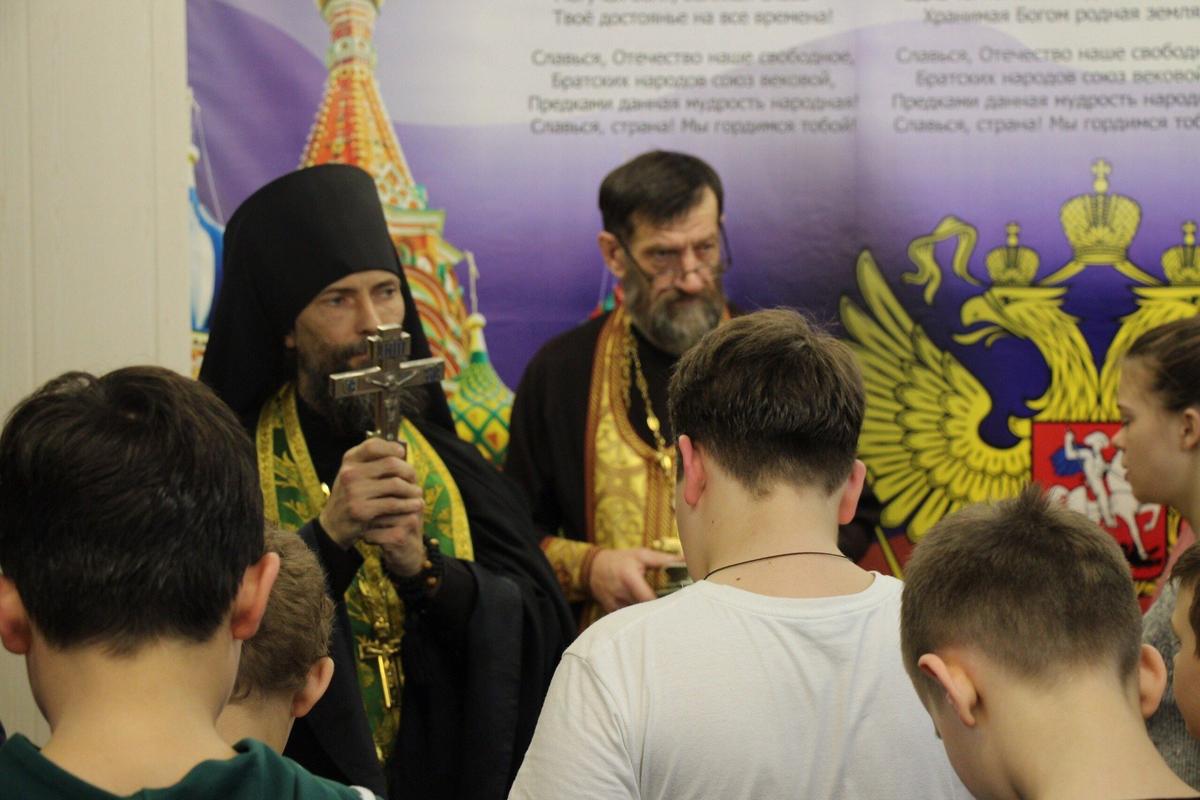 Священнослужитель проводит молебен в клубе «Десантник». Фото: соцсети