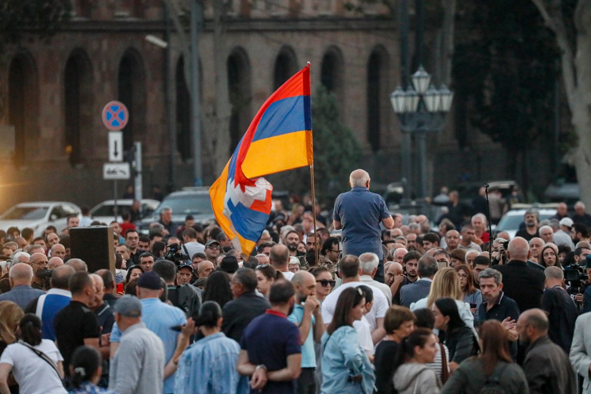 Флаг Нагорного Карабаха развевается на митинге оппозиции, требующей отставки премьер-министра Пашиняна в связи с нагорно-карабахским кризисом, в центре Еревана, Армения, 30 сентября 2023 года. Фото: Анатолий Мальцев / EPA-EFE