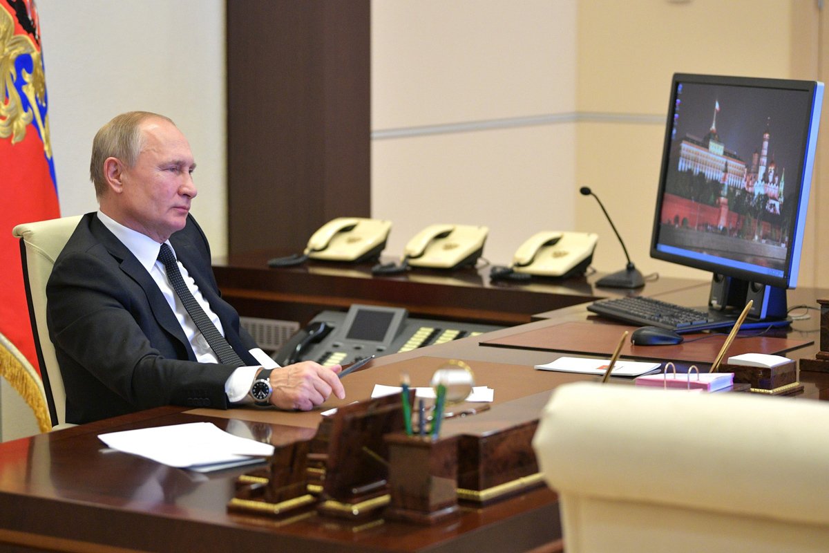 Владимир Путин за рабочим столом в Ново-Огарёво с компьютером работающим на Windows XP, 2019 год. Фото:  Kremlin