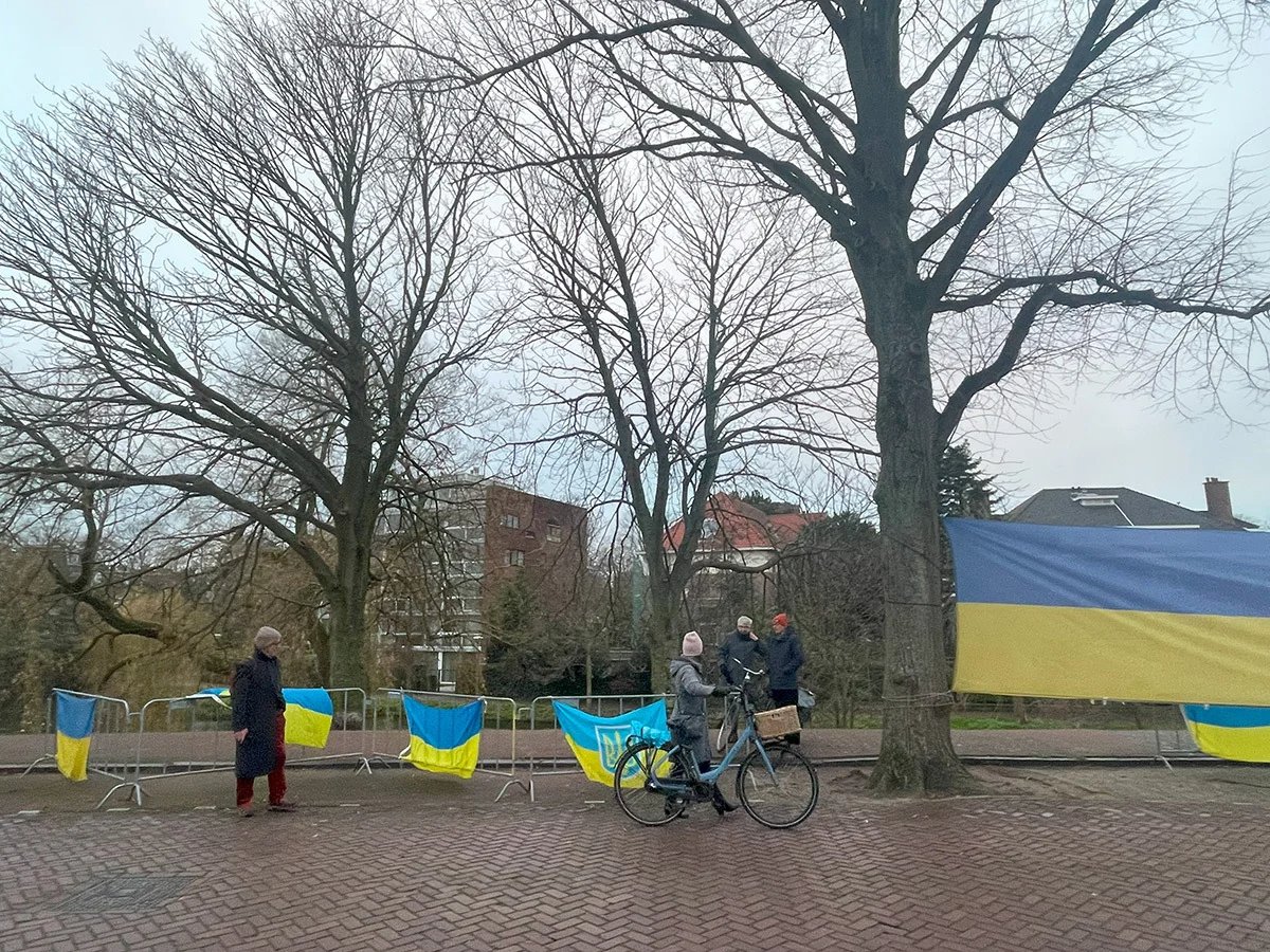 Ukrainian flags opposite the Russian embassy in The Hague, Netherlands. Photo: Ilya Volzhsky