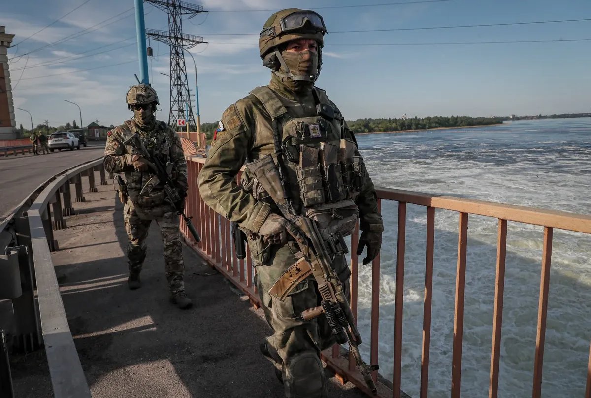 Russian troops near the Kakhovka Hydroelectric Power Plant on the Dnieper River in Kakhovka. Photo: EPA