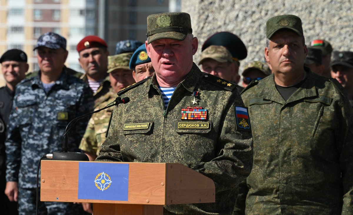 Начальник Объединённого штаба ОДКБ Андрей Сердюков выступает на церемонии открытия учений в Витебске, Беларусь, 31 августа 2025 года. Фото: Виктор Толочко / Спутник / Imago Images / Scanpix / LETA