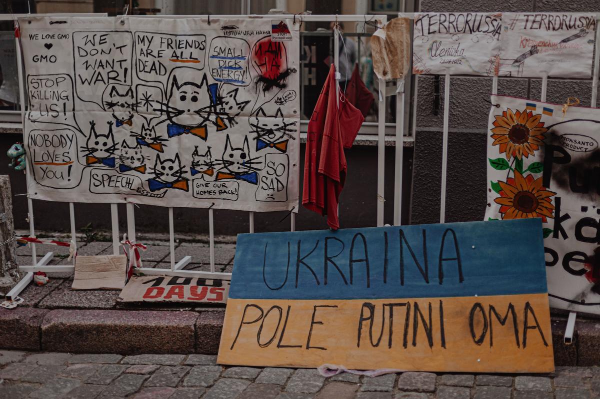 Плакаты в поддержку Украины в Таллинне. Фото: Владислава Снурникова, специально для «Новой газеты. Европа»