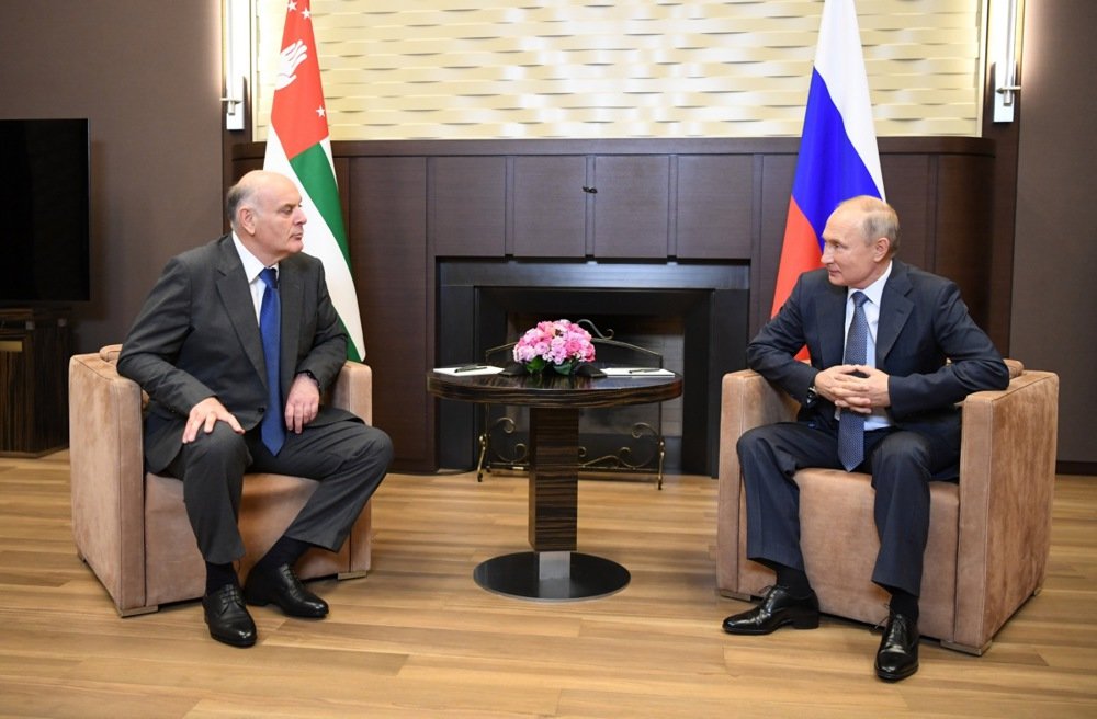 Аслан Бжания и Владимир Путин. Фото: ЕРА